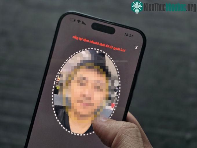 Một chiếc iPhone đang thực hiện quét khuôn mặt.