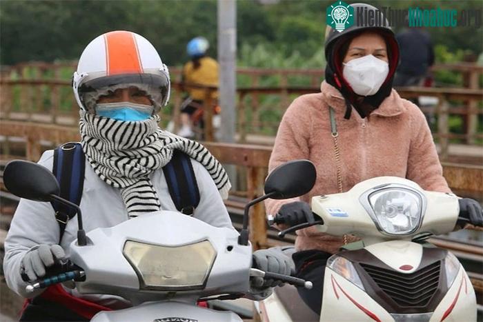 Đợt rét nàng Bân ở khu vực Bắc Bộ khiến nhiều người phải trùm áo khoác khi ra đường