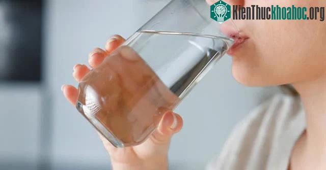 Axit dịch vị do dạ dày tiết ra có thể loại bỏ vi khuẩn và vi sinh vật do đường miệng đưa vào.