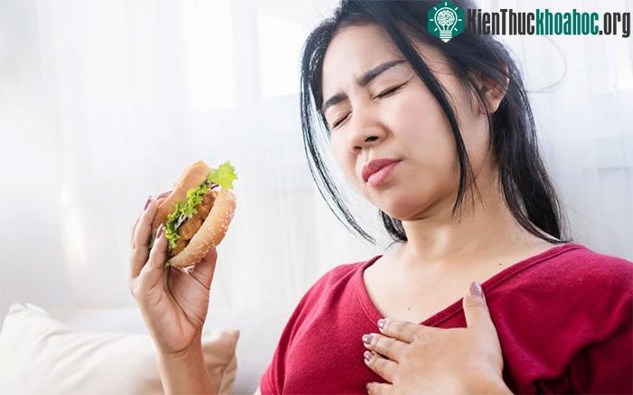 Khi nuốt thức ăn mà cơ vòng thực quản đóng không đúng cách có thể gây ợ nóng.