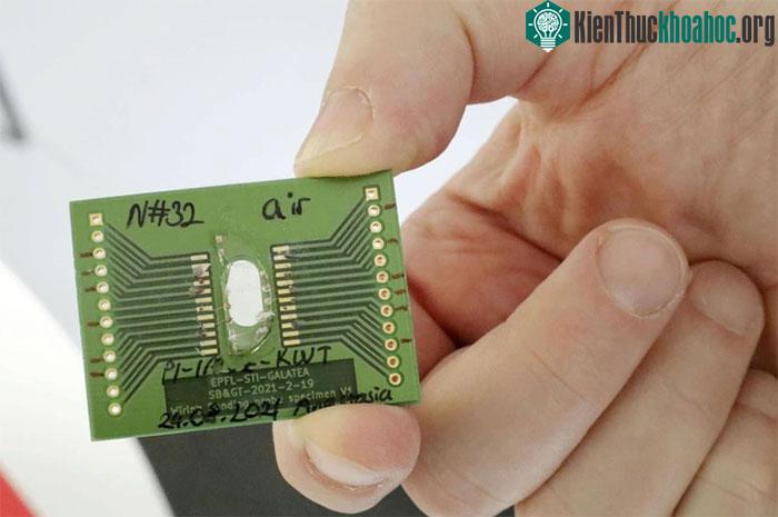 Một mẩu thủy tinh tellurite được khắc laser femtosecond có thể tạo ra dòng điện