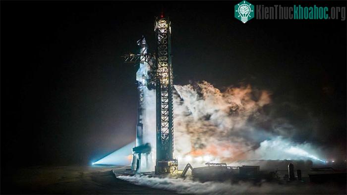 Tên lửa Starship trên bệ phóng tại bãi phóng vũ trụ Starbase ở Boca Chica, Mỹ.