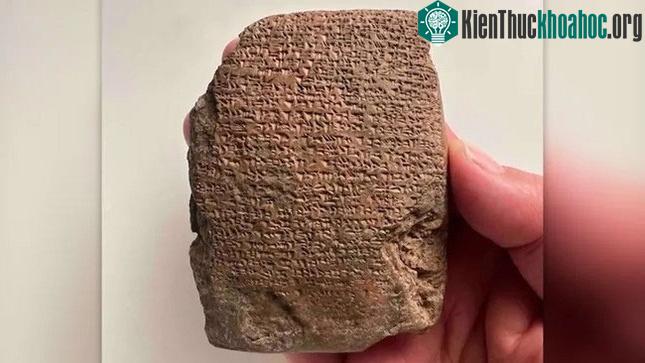 Tấm bia cổ được khắc chữ tượng hình bằng cả hai ngôn ngữ Hittite và Hurrian.