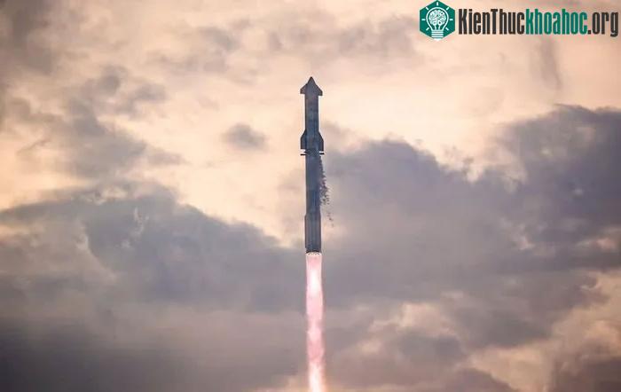 Khi Starship rơi xuống Trái đất, SpaceX cho biết họ đã mất liên lạc với tàu vũ trụ.
