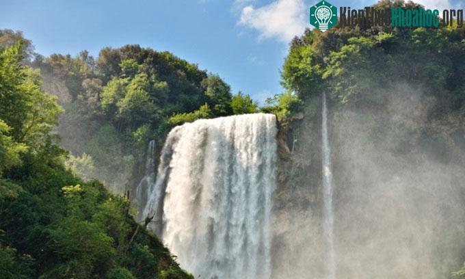 Thác Marmore ở Italy.