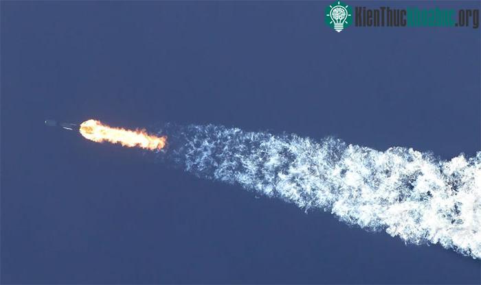 &nbsp;Tên lửa đẩy Falcon 9 mang theo vệ tinh với kính viễn vọng Euclid lên vũ trụ