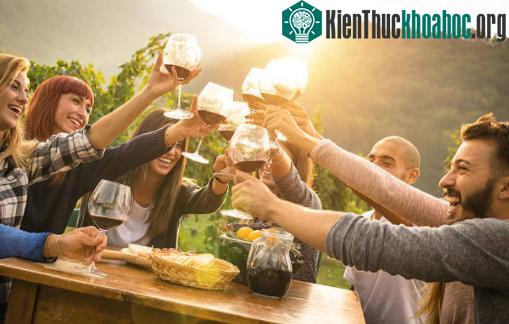 Nếu bạn uống bia, hãy rót đầy cốc cho một người khác bằng chai của mình.
