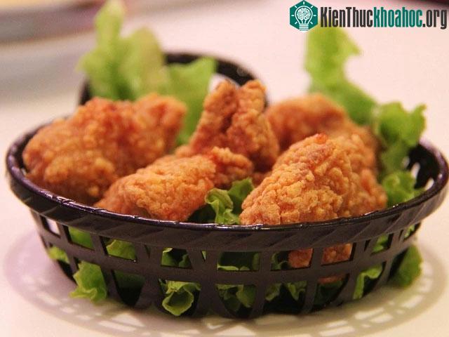 Đồ chiên thường chứa nhiều chất béo không lành mạnh và ăn nhiều sẽ dễ bị viêm nhiễm.