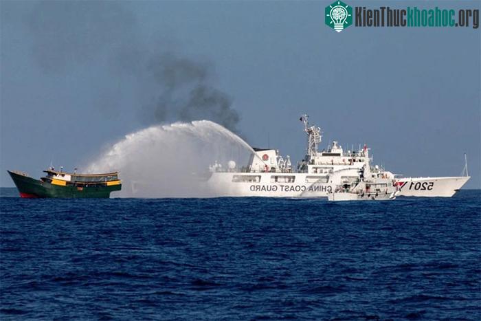 Vòi rồng trên tàu tuần duyên