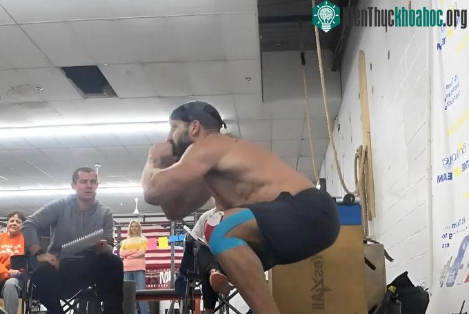 Tony Piraino trong quá trình xác lập kỷ lục squat.