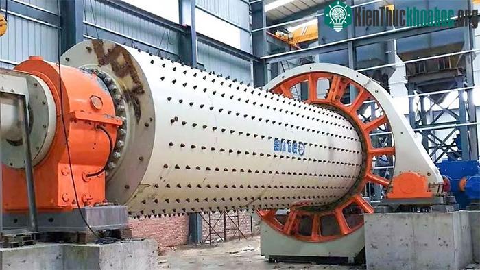 Máy nghiền bi gồm một thùng quay chứa bi thép bên trong với kích thước khác nhau
