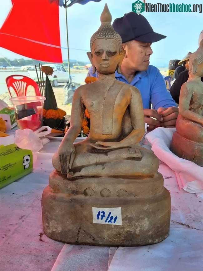Lào khai quật phát hiện nhiều tượng Phật bằng đồng ảnh 1