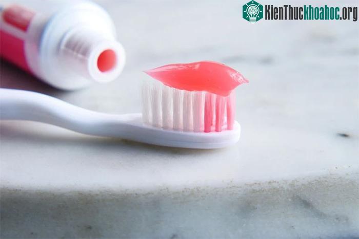 Kem đánh răng nhiều màu sắc bắt mắt thường được thiết kế dành cho trẻ nhỏ.