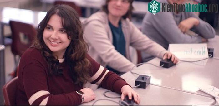 Emily khi tham gia các bài khảo sát với Đại học Northwestern và Đại học bang Texas