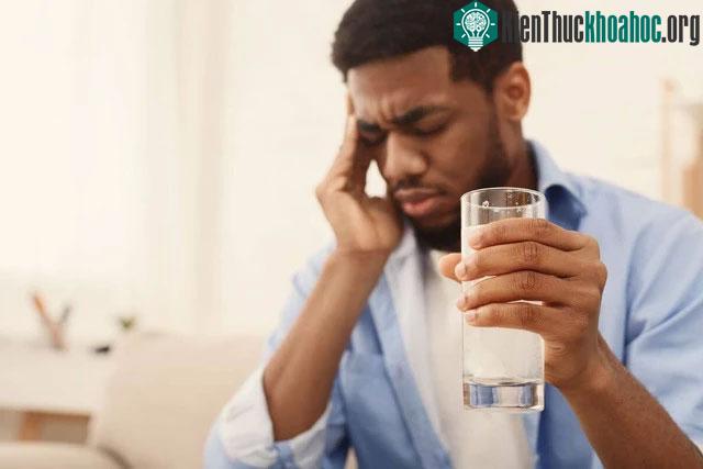 Uống một lượng lớn chất lỏng trong một lần có thể tạo ra "phản ứng bolus".