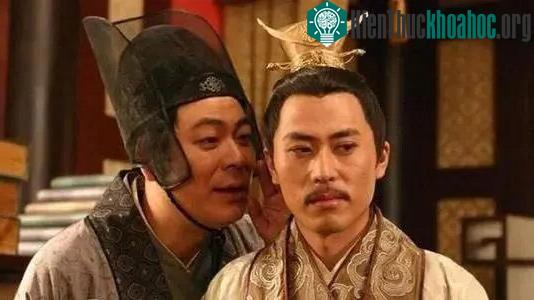 Phi tần thường tìm cách moi thông tin về hoàng thượng từ các thái giám.