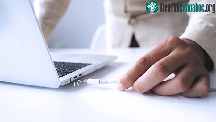 Laptop lấy năng lượng từ pin.