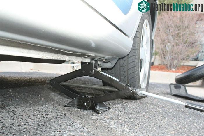 Thường xuyên kiểm tra độ non và áp suất lốp xe trước khi di chuyển