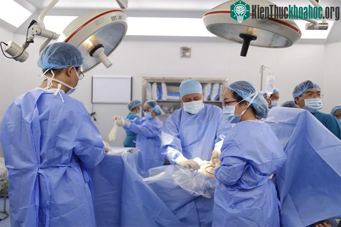 Ê-kíp Bệnh viện Từ Dũ làm công tác chuẩn bị để mổ lấy thai cho sản phụ 27 tuổi.
