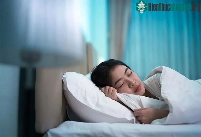 Uống sữa có thể giúp bạn thư giãn, giảm căng thẳng và ngủ ngon hơn.