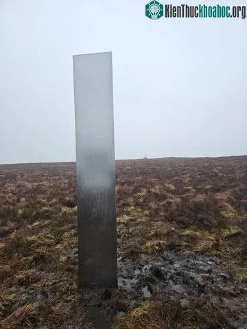 Khối trụ bí ẩn "trông như UFO" xuất hiện ở xứ Wales ảnh 1