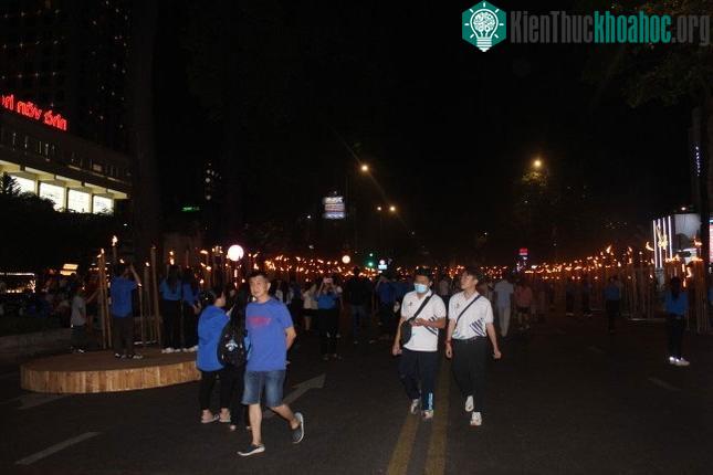 Người dân TPHCM hưởng ứng Giờ Trái đất năm 2023.