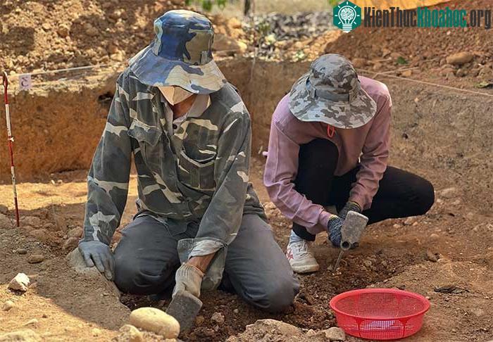 Tại đây, đoàn đã phát hiện những hiện vật bằng đá thạch anh