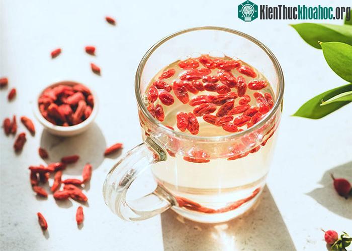 Sử dụng trà kỷ tử giúp giảm cholesterol xấu và ngăn ngừa bệnh tim mạch.