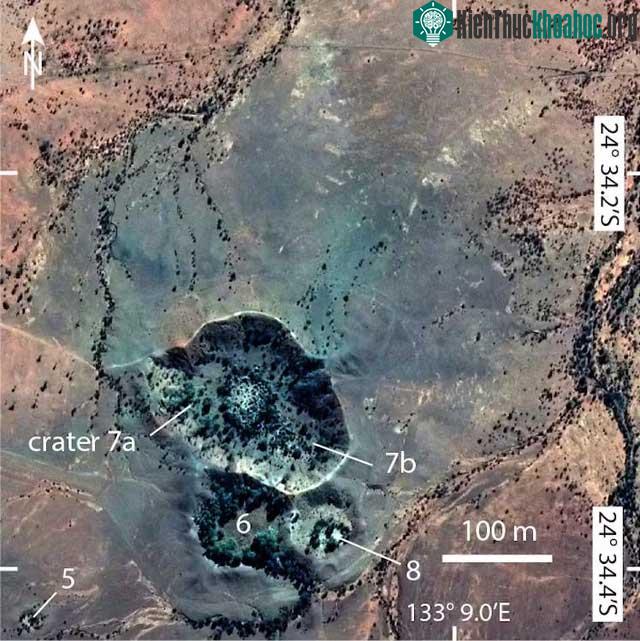 Henbury Crater được tạo thành bởi nhiều miệng hố sơ cấp và thứ cấp lớn nhỏ khác nhau