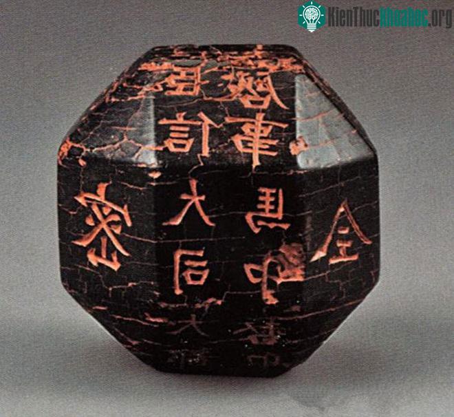 Hóa ra bảo vật này chính là "con dấu đa diện".