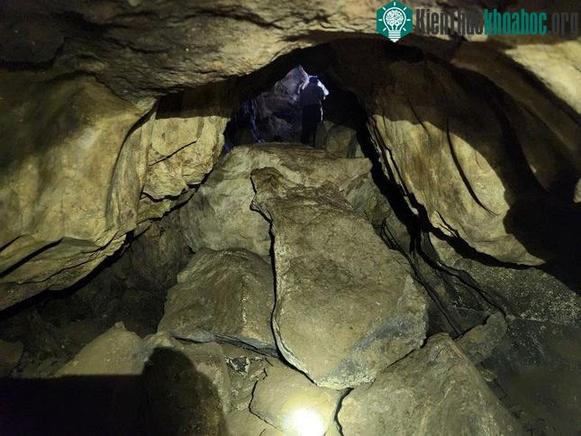 Đây là một hang động có suối nước ngầm chảy bên trong