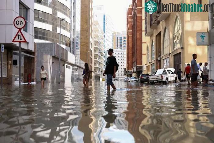Người dân đang đi lại trên đường phố Dubai hôm 17/4.