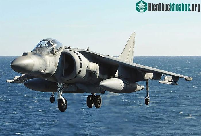 Tiêm kích AV-8B Harrier II của Không quân Ý đang bay lơ lửng.