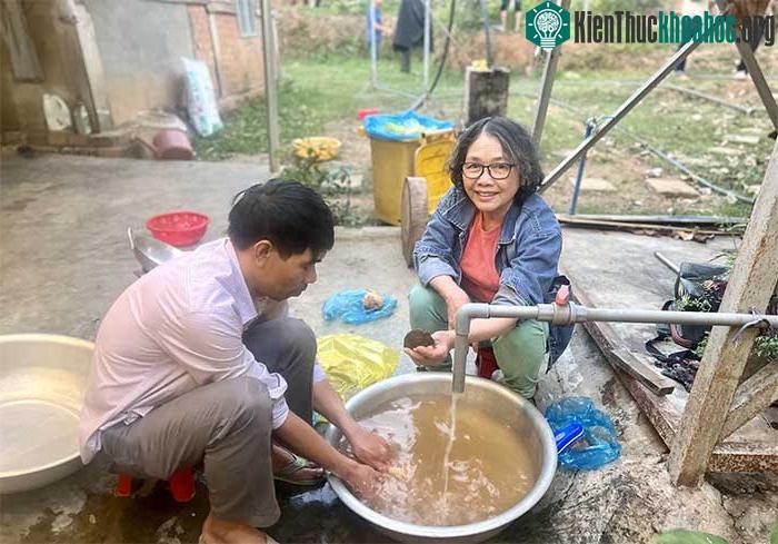 Sau khi tìm kiếm, chọn lọc, đoàn khảo cổ đã tiến hành vệ sinh và chỉnh lý hiện vật.