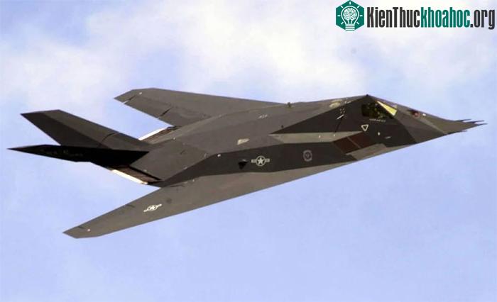 F-117A là chiến đấu cơ đầu tiên được thiết kế sử dụng khả năng tàng hình trên cơ sở tác chiến.