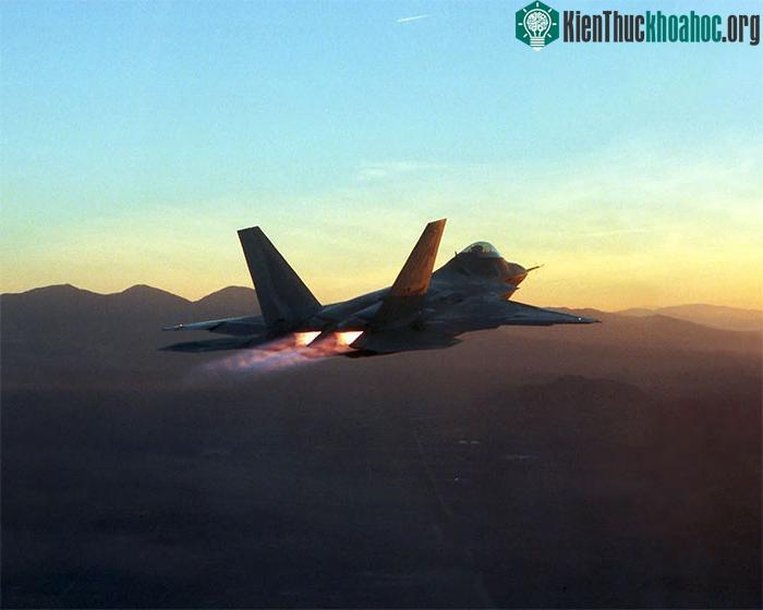 F-22 Raptor bay thử nghiệm với động cơ Pratt & Whitney F119