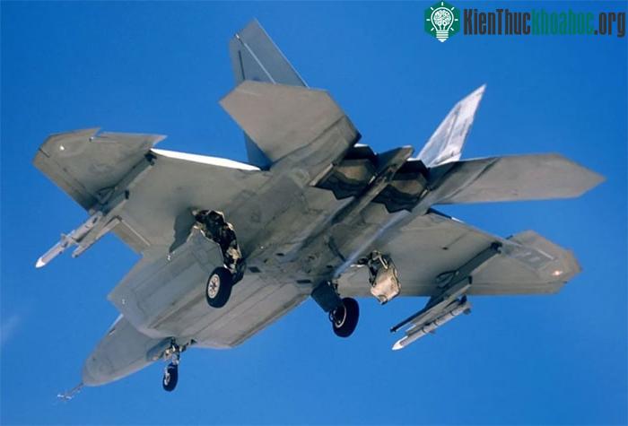 F-22 với các giá treo vũ khí bên ngoài.