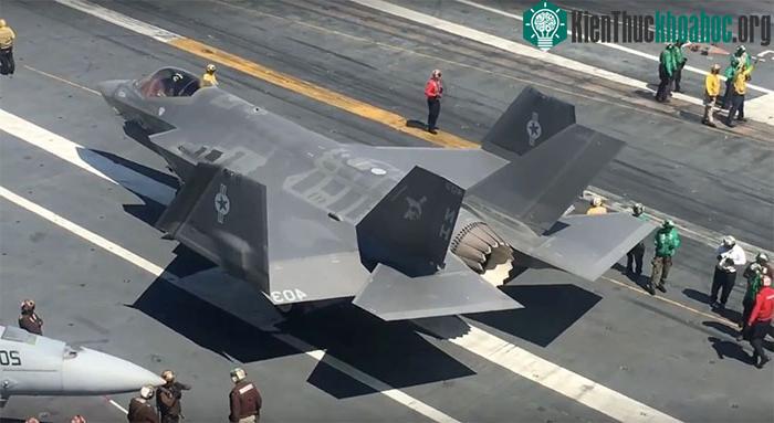 Tiêm kích F-35C trên boong tàu USS Lincoln.