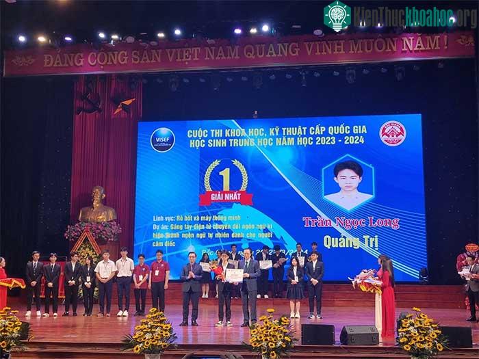 Cậu học sinh lớp 11 và đôi găng tay AI chuyển ngữ, giúp đỡ người khuyết tật ảnh 2
