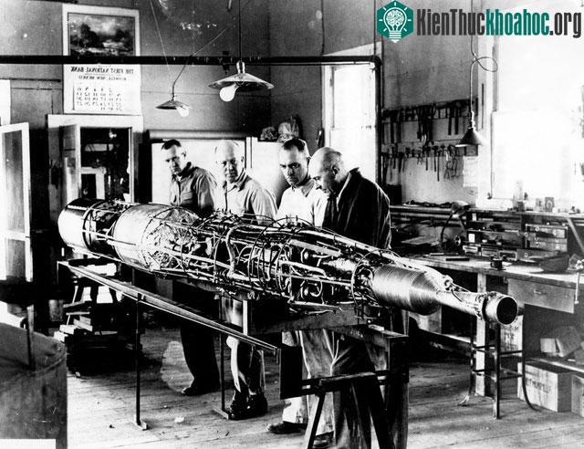 Ông bắt đầu thí nghiệm tên lửa tại trường đại học