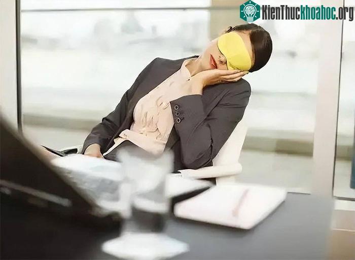Ngủ ngắn có thể giúp cơ mi của nhãn cầu được nghỉ ngơi