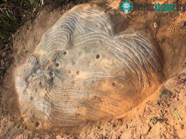 Phát lộ nhiều khối đá cổ khắc ruộng bậc thang ở Mù Cang Chải ảnh 2