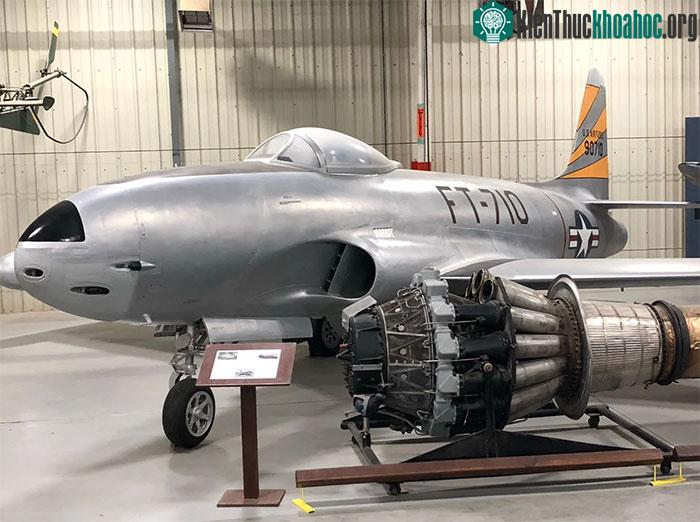 Chiến đấu cơ Lockheed P-80 Shooting Star bên cạnh động cơ của mình