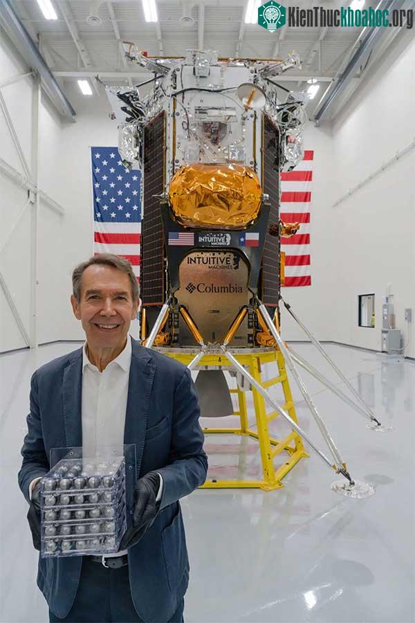 Jeff Koons và tác phẩm "Pha Trăng" của mình.