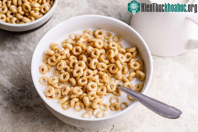 Ngũ cốc ăn sáng đóng gói và granola thường chứa nhiều chất béo và đường bổ sung.