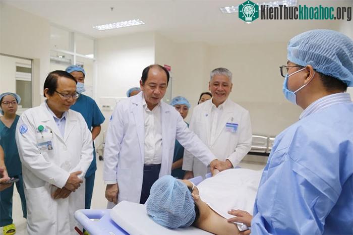 Giám đốc Sở Y tế TP.HCM, động viên sản phụ trước khi vào phòng mổ.