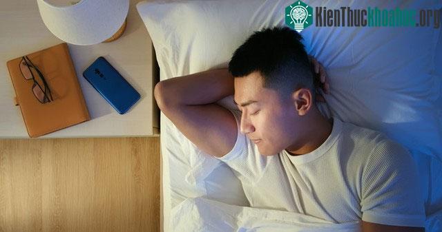 Đừng đi ngủ khi bụng đói vì cơn đói có thể khiến bạn khó ngủ.