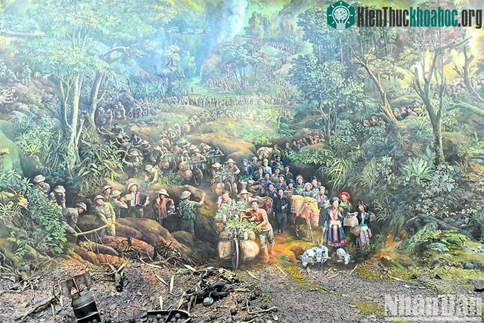Trường đoạn 1 “Toàn dân ra trận” là hình ảnh những đoàn xe đạp thồ vận chuyển hàng