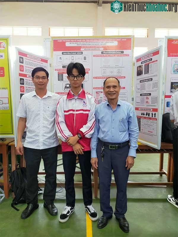 Cậu học sinh lớp 11 và đôi găng tay AI chuyển ngữ, giúp đỡ người khuyết tật ảnh 3
