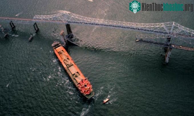 Vụ sập cầu Sunshine Skyway nhìn từ trên cao.